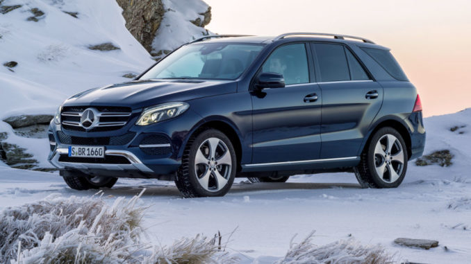 Ein Mercedes GLE 250 d, 2015, Exterieur: Cavansitblau Metallic, steht 2015 auf eienm Berg im Schnee.
