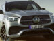 Ein silbergrauer Mercedes-Benz GLE 300 d 4MATIC steht 2021 am Rand einer US-Landstraße.