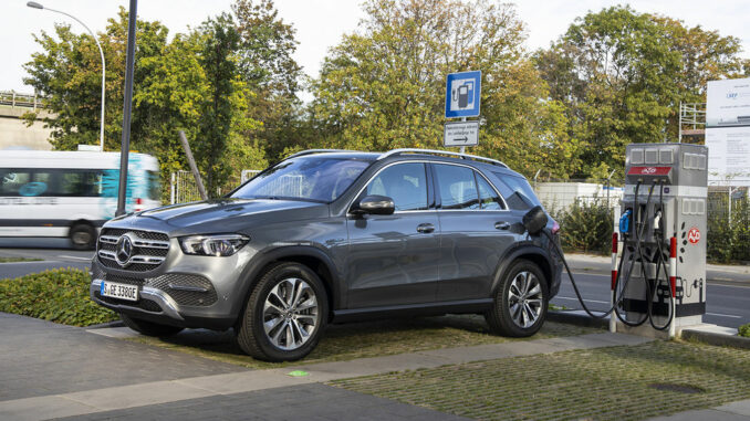 Ein grauer Mercedes GLE 350 de 4MATIC steht 2019 an einer Ladesäule in Frankfurt.