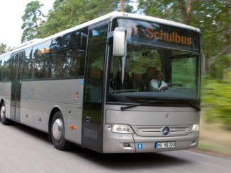 Ein grauer Mercedes Integro fährt 2013 auf einer Landstraße