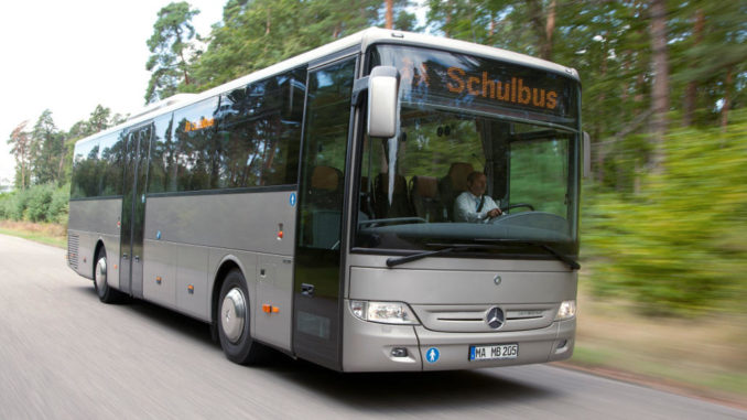 Ein grauer Mercedes Integro fährt 2013 auf einer Landstraße