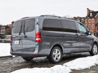 Ein silberner Mercedes Metris (V-Klasse) steht auf einem verschneiten Parkplatz in den USA.