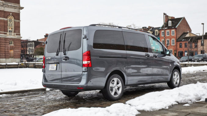 Ein silberner Mercedes Metris (V-Klasse) steht auf einem verschneiten Parkplatz in den USA.