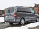 Ein silberner Mercedes Metris (V-Klasse) steht auf einem verschneiten Parkplatz in den USA.