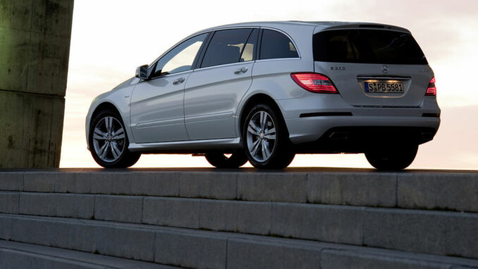 Mercedes-Benz R-Klasse Modelljahr 2010, R 350 BlueTEC, Exterieur in silber.