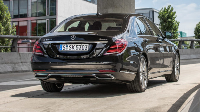 Mercedes-Benz S 400 d 4MATIC, designo mokkaschwarz metallic, Leder Exklusiv Nappa mahagonibraun/seidenbeige stehend unter einer Brücke am 19.7.2017