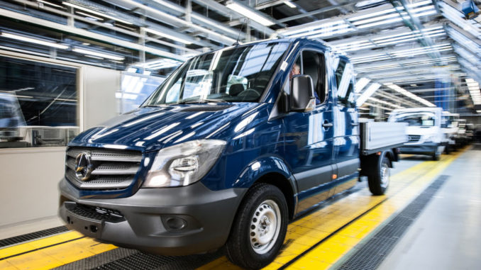 Das Mercedes-Benz Werk Ludwigsfelde ist einer der größten Arbeitgeber in Brandenburg. Im Finish rollen die neuen Sprinter vom Band.