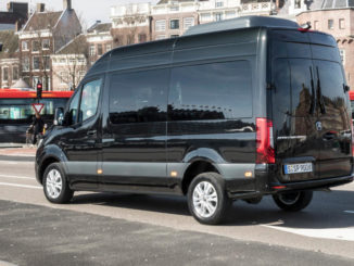 Ein Mercedes-Benz Sprinter fährt 2018 auf eine Ampel zu. Technische Daten: 319 CDI, Tourer, Exterieur, Obsidianschwarz metallic