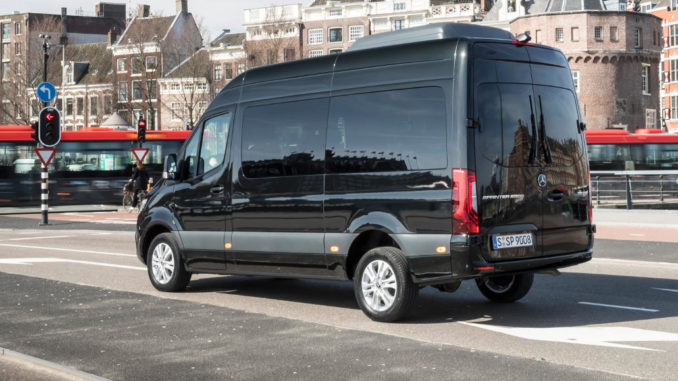 Ein Mercedes-Benz Sprinter fährt 2018 auf eine Ampel zu. Technische Daten: 319 CDI, Tourer, Exterieur, Obsidianschwarz metallic