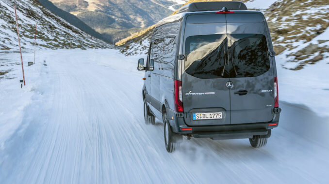 Mercedes-Benz Sprinter mit Allradantrieb – 319 CDI 4x4, 140kW (190 PS), Tenoritgrau metallic, Tourer, fährt 2018 auf einer verschneiten Passstraße.