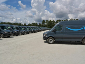 Zahlreiche blaue Lieferfahrzeuge für Amazon stehen auf dem Gelände des neuen Sprinter-Werks in North Charleston, USA, von Mercedes-Benz Vans.