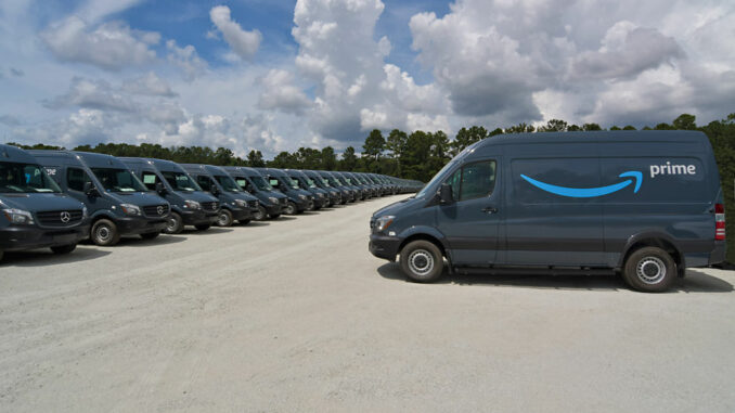 Zahlreiche blaue Lieferfahrzeuge für Amazon stehen auf dem Gelände des neuen Sprinter-Werks in North Charleston, USA, von Mercedes-Benz Vans.