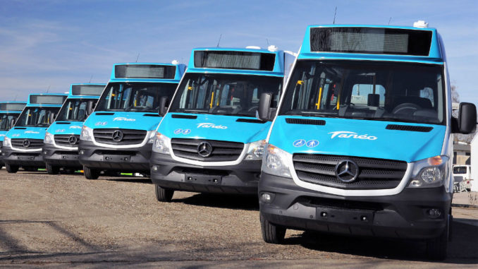 Blaue Mercedes Sprinter City 35 für die öffentlichen Taneo-Nahverkehrslinien auf Neukaledonien.