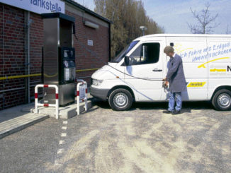 Marktreife erreicht: Der NGT-Sprinter (Natural Gas Technology) lässt die Erprobungsphase hinter sich. Beispielsweise die RHENAG übernimmt im April 1996 mehrere Fahrzeuge in den Alltagsbetrieb.
