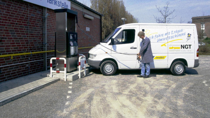 Marktreife erreicht: Der NGT-Sprinter (Natural Gas Technology) lässt die Erprobungsphase hinter sich. Beispielsweise die RHENAG übernimmt im April 1996 mehrere Fahrzeuge in den Alltagsbetrieb.