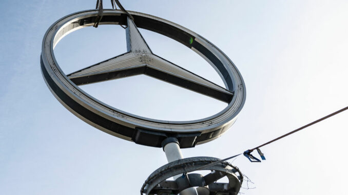 Mercedes-Stern auf dem Bahnhofsturm Stuttgart wird wegen Bauarbeiten abgebaut, März 2021.