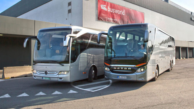 Die neue Setra TopClass 500 (rechts) und der Mercedes-Benz Tourismo mit Euro VI-Motorisierung starten stellvertretend für die Premieren der Busworld Kortrijk 2013 zur internationalen Markteinführung vom Freigelände der Messe.