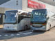 Die neue Setra TopClass 500 (rechts) und der Mercedes-Benz Tourismo mit Euro VI-Motorisierung starten stellvertretend für die Premieren der Busworld Kortrijk 2013 zur internationalen Markteinführung vom Freigelände der Messe.