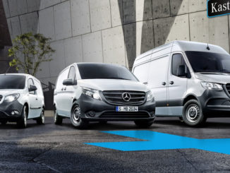 Drei silberne Mercedes Kastenwagen (Citan, Vito und Sprinter) stehen 2019 vor einem Gebäude.