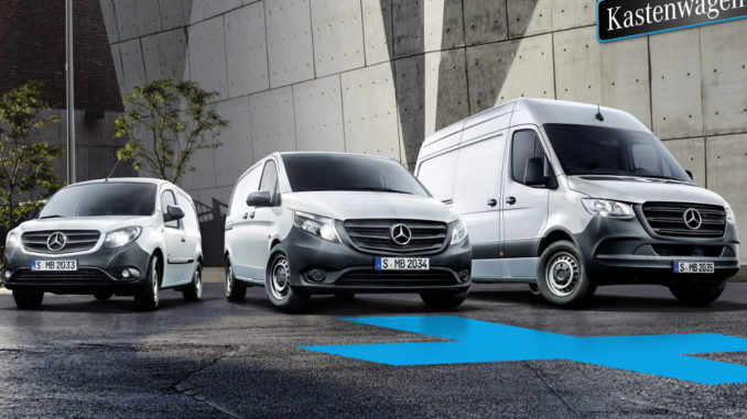 Drei silberne Mercedes Kastenwagen (Citan, Vito und Sprinter) stehen 2019 vor einem Gebäude.