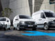 Drei silberne Mercedes Kastenwagen (Citan, Vito und Sprinter) stehen 2019 vor einem Gebäude.