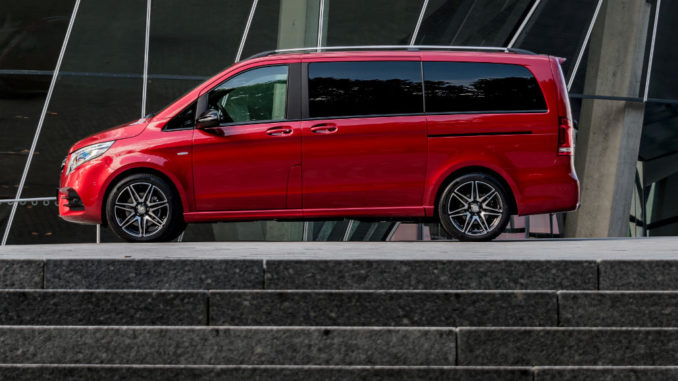 Eine rote Mercedes V-Klasse steht vor dem Werksmuseum.