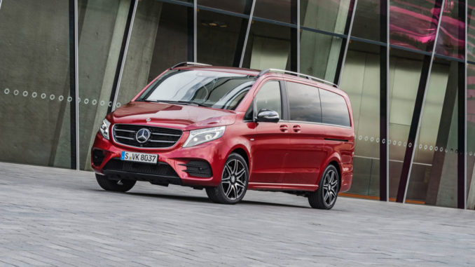 Mercedes-Benz V-Klasse Limited Edition „designo hyazinthrot metallic“ – Exterieur, serienmäßig in Lackfarbe hyazinthrot metallic und mit Night-Paket, Aufnahme von August 2017