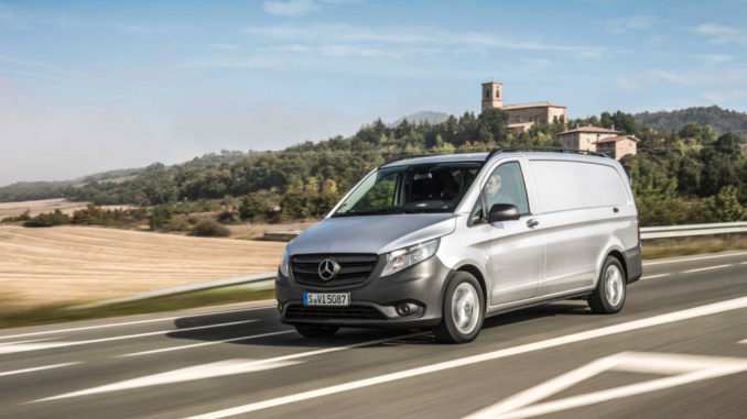 Ein silberner Mercedes-Benz Vito fährt auf einer Landstraße.