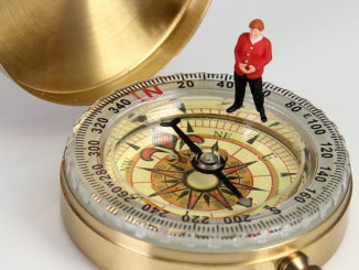 kompass richtung miniaturfiguren politik merkel