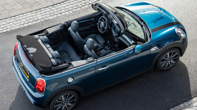 Standaufnahme von oben eines MINI Cooper S Cabrio Sidewalk von 2020