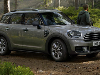 Ein grauer Mini Countryman steht 2017 in einem britischen Waldstück.