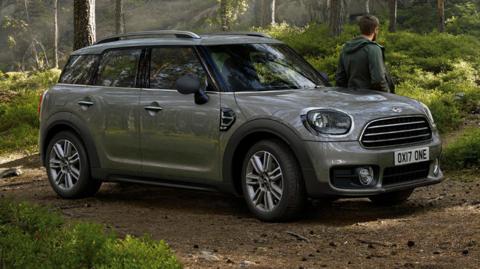 Ein grauer Mini Countryman steht 2017 in einem britischen Waldstück.