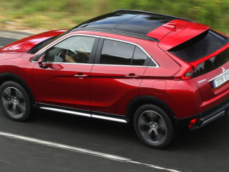 Ein roter Mitsubishi Eclipse Cross fährt auf einer Landtsraße.