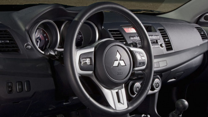 Cockpit eines Mitsubishi Lancer Evolution des Modelljahres 2008.