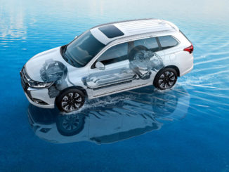 Explosionszeichnung eines Mitsubishi Outlander PHEV, der durch seichtes Wasser fährt.