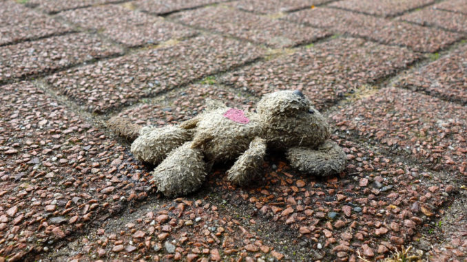 maus verloren opfer eines verkehrsunfalls tod tot Kind Stofftier