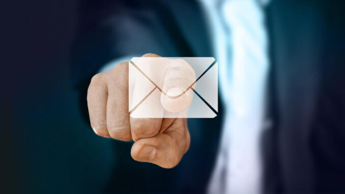 finger berühren geschäftsmann e-mail e mail internet kommunikation rechner informatik charakter vernetzung nachrichten kontaktschalter ausschalten begin hand starten taste anmelden betätigen aktivieren symbole