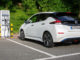 Ein weißer Nissan Leaf steht 2019 an einer öffentlichen Ladesäule für Elektroautos.