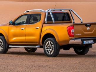 Ein bronzefarbener Nissan Navara steht in einer Wüstenlandschaft.