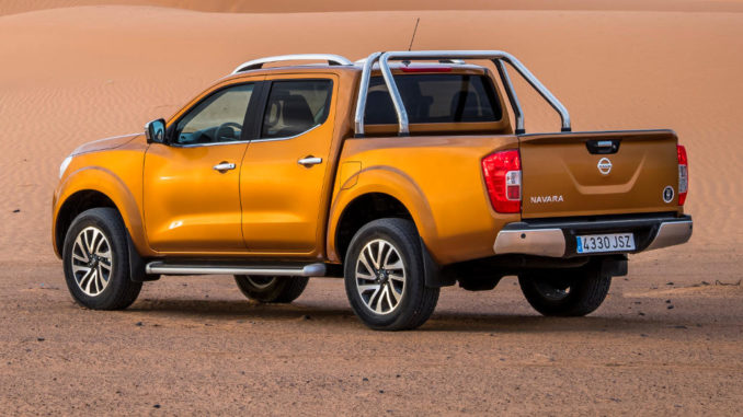 Ein bronzefarbener Nissan Navara steht in einer Wüstenlandschaft.