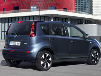 Ein blauer Nissan Note der ersten Generation steht auf einem Parkplatz.