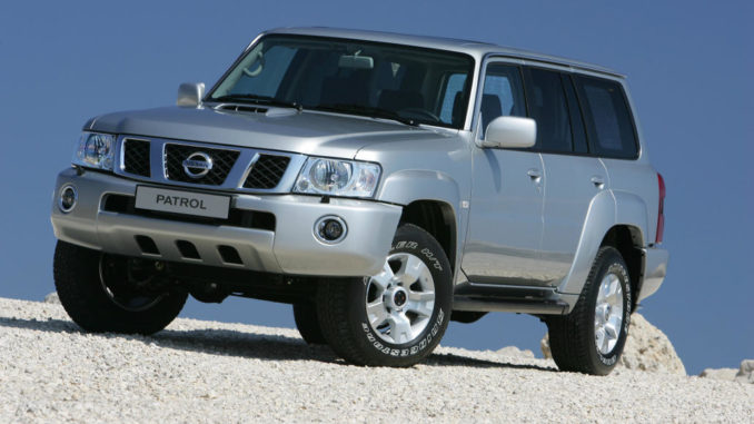 Ein silberner Nissan Patrol auf einer Schotterpiste