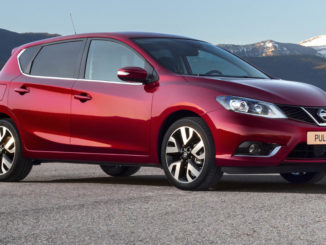 Ein roter Nissan Pulsar steht 2018 vor einem Bergpanorama.