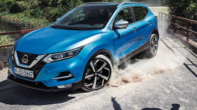 Ein blauer Nissan Qashqai fährt mt viel Tempo über ein Fabrikgelände