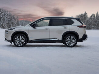 Ein silberner Nissan X-Trail steht 2024 im Schnee.