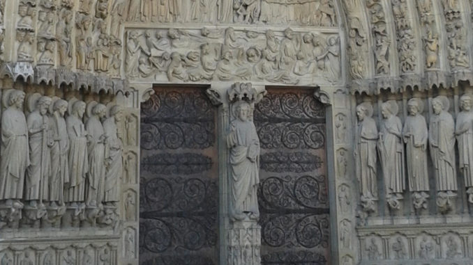 Zwei Türen in der Fassade von Notre Dame in Paris
