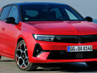 Ein roter Opel Astra steht 2022 an der portugiesischen Küste.