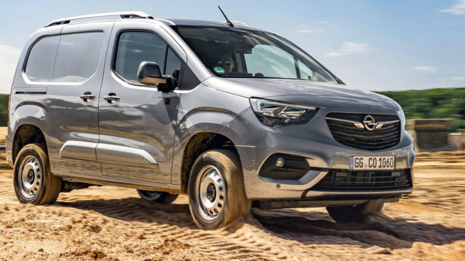 Ein silberner Opel Combo Cargo mit Allradantrieb fährt 2020 durch eine Sandgrube.