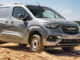 Ein silberner Opel Combo Cargo mit Allradantrieb fährt 2020 durch eine Sandgrube.