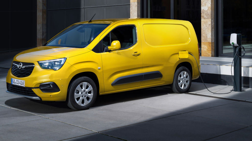 Ein gelber Opel Combo-e Cargo steht 2021 an einer Ladesäule.